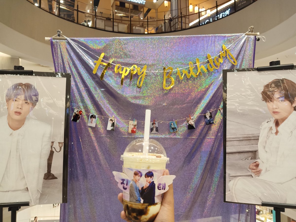 JbtsSquad's tweet photo. Dear JB Armys, GRAB YOUR CHANCE TO GET #SINPHANY CUPSLEEVE TODAAYY AT CHIZU & HONZU LEVEL 1 AEON TEBRAU 🌈🥰
#sinphany #partofyoursinphany https://t.co/tBuK3yOldp