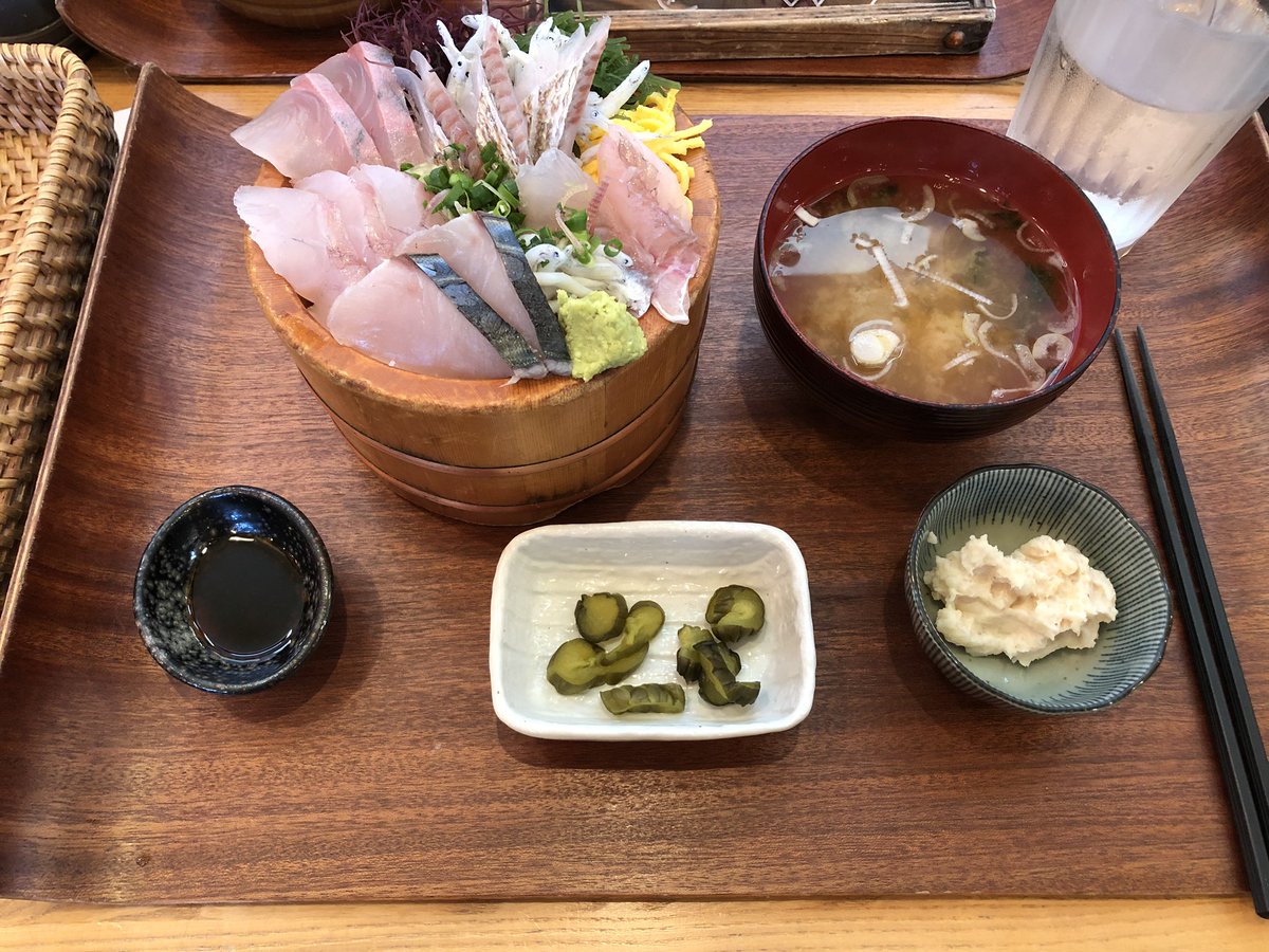 エキゾアニマル アウトドア 平塚までバイクで来ました 平塚漁港の食堂で海鮮丼 マグロとか入ってない硬派な地魚海鮮丼 美味しかったです 海鮮丼 ツーリング ランチ 海鮮グルメ