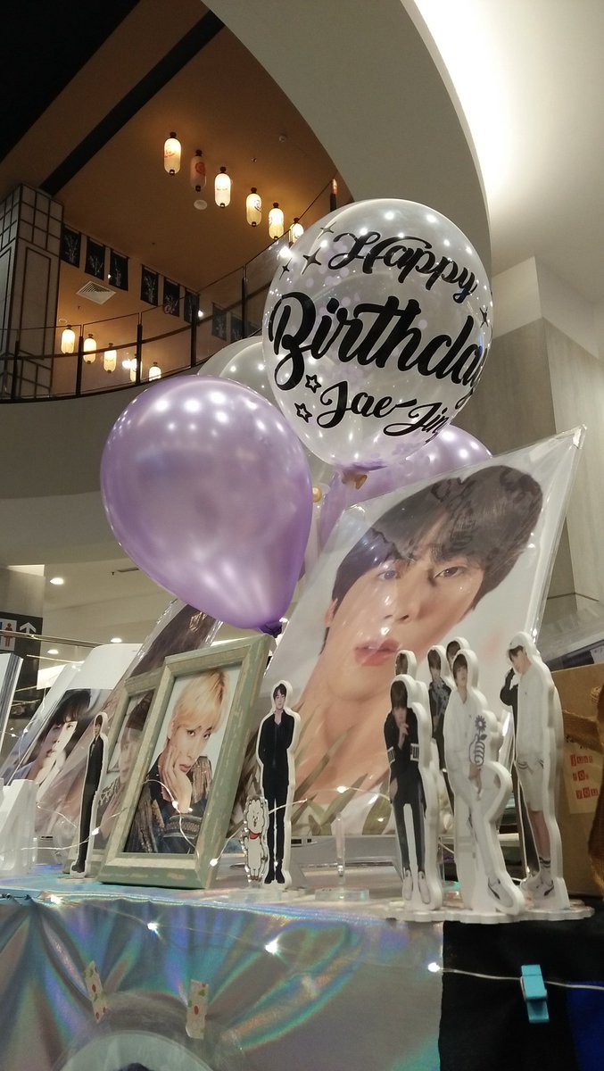 shalyssaaa's tweet photo. Celebrating #Sinphany with @JbtsSquad 💜
#partofyoursinphany https://t.co/L0kqiHQqb9