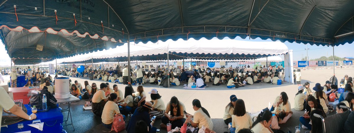 30Chatcharee's tweet photo. ชอบภาพนี้จังค่ะ มันเป็นความรักที่เรายอมทนร้อน ยอมตื่นเช้า แล้วก็มานั่งอยู่รวมๆกันเพียงเพื่อมาเจอผู้ชายคนหนึ่งๆ  โดยส่วนตัวคิดว่าคนอื่นอาจมองเค้าไม่ดีบ้าง แต่เราคิดว่าเค้าดีพอและพอดีสำหรับเราแล้ว เราถึงยอมทำขนาดนี้เพื่อเค้าค่ะ #ก่อการดีปี2  #popezaap https://t.co/hbMRwSUrzl