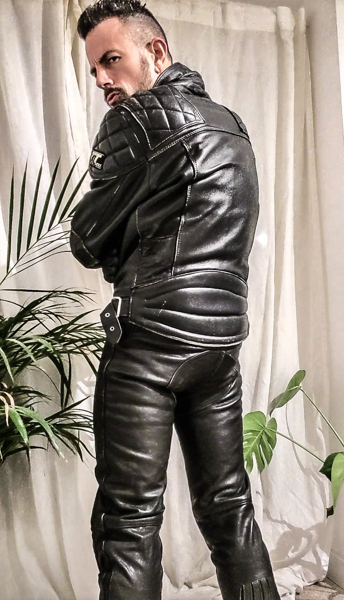 Itlmakeyoureyes's tweet photo. Rare rear view.
#leatherarse #arseinleather #leatherman #meninleather #meninleatherpants #leather #leatheredass #fullyleathered #gayleather #leatherfetish #bikerleather #gaybiker #leatherdom #alphaleather #domtop #leathermaster #kinkster #guysngear #gear365 #gayfetish #gaykinky https://t.co/qtpK9h4kxq