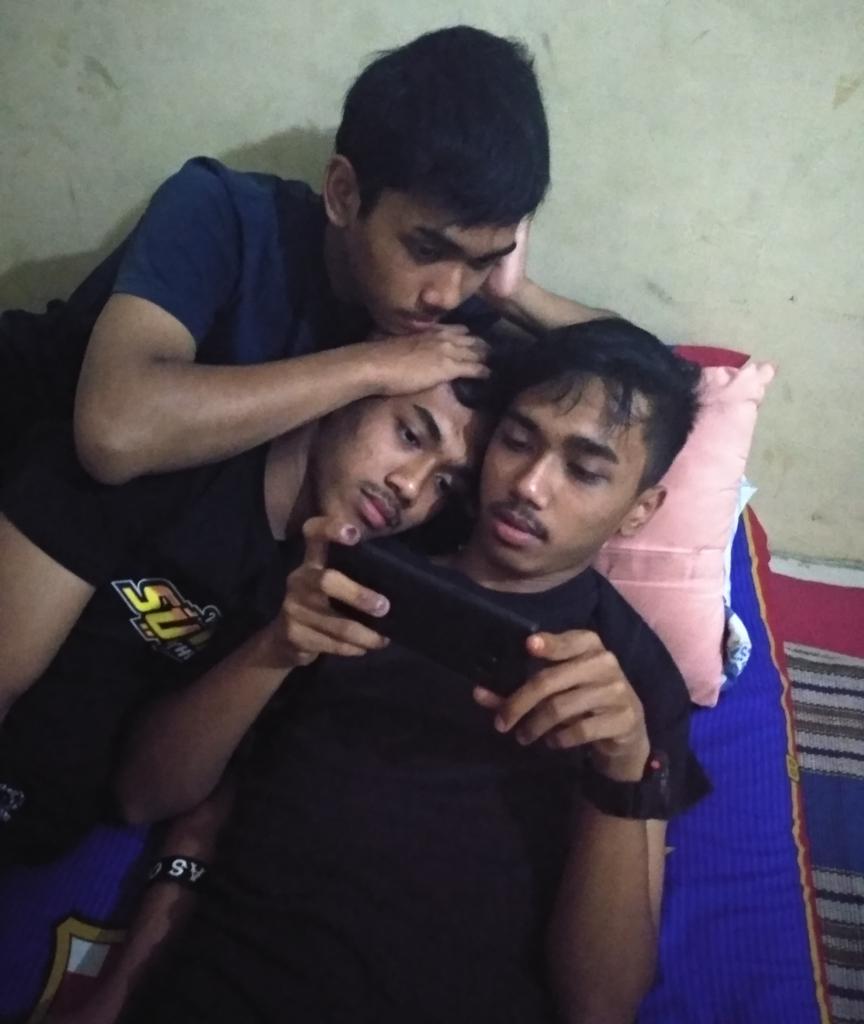 lurahbusan's tweet image. ADEK CWO EMANG GITUUU.. SYALANDD.. KEBAYANG KAN GUE PUNYA ADEK KEMBAR TIGA LAKI SEMUA, BENTUKNYA SAMA, KELAKUANYA SAMA 😭😭😭 beda 7th sama gue, mereka umur 17 skrg!! Mana demen banget tebar pesona dimana2!!!!