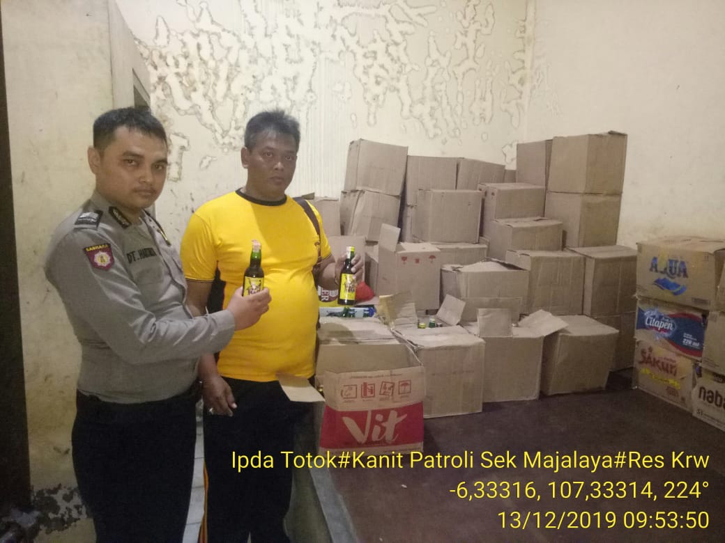 Oprasi miras di lakukan polsek majalaya untuk menjelang tahun baru antispasi penyalahgunaan miras untuk di pakai pesta sambut tahun baru yg akan datang
#humasreskrw