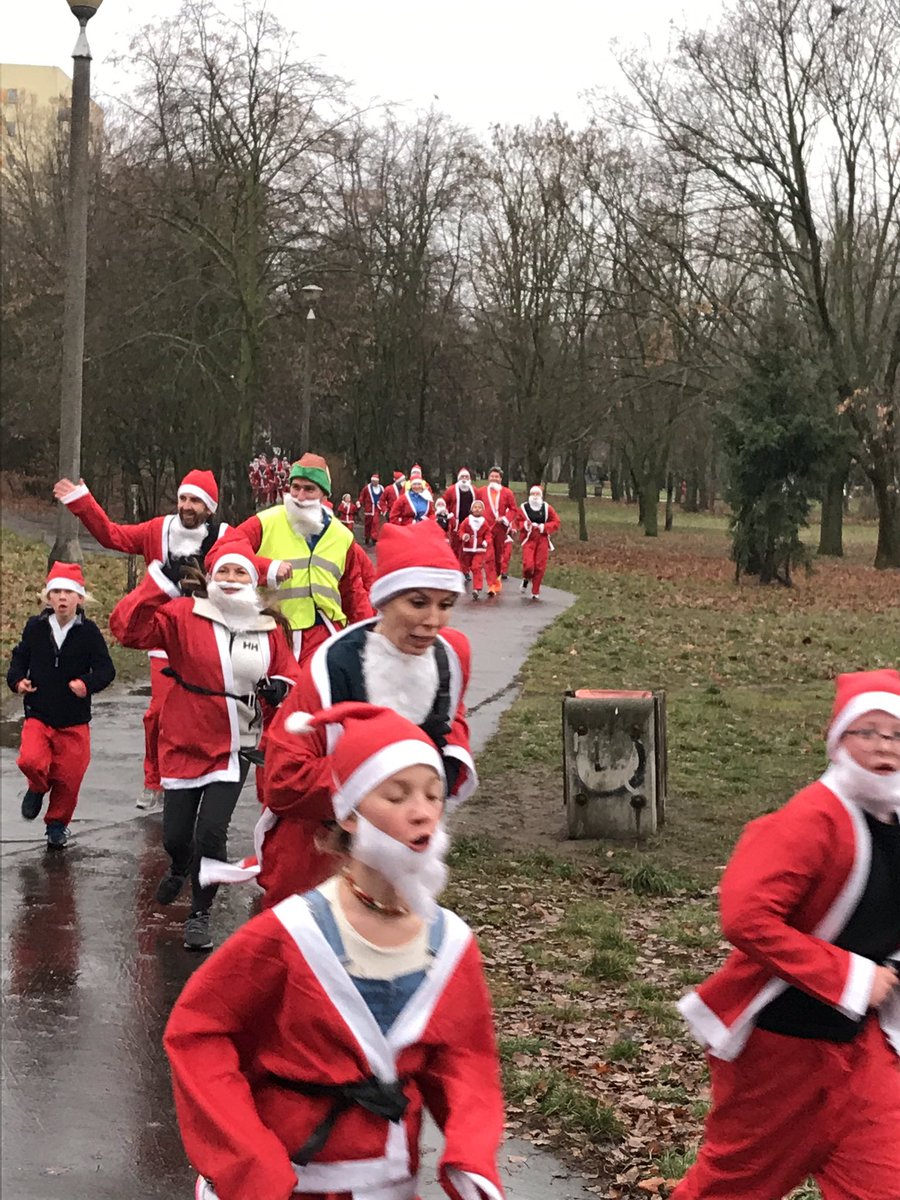 MrLfearn's tweet photo. Awesome #santa #funrun yesterday bringing the @TBSWarsaw #community together! #santa #christmas #running #healthy #Wellbeing #nowinners #justforfun https://t.co/sWGvNyZTMa