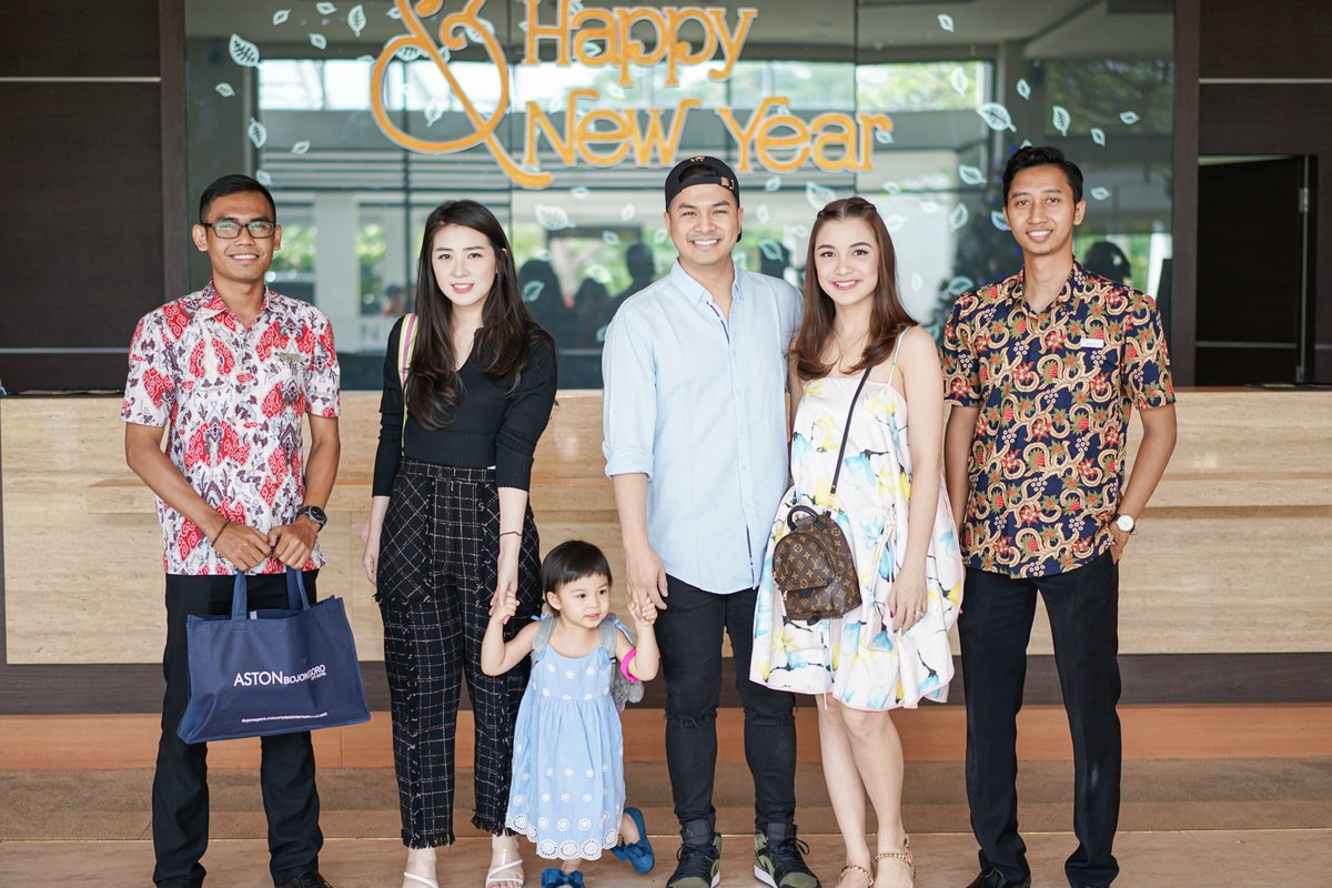 AstonCity's tweet photo. Thank you for coming Glenn Alinskie &amp; Chelsea Olivia. Hope you enjoyed for stay with us.
.
+62 353 571 777
https://t.co/ifpGqWRCv3
.

#astonbojonegorocityhotel #archipelagointernational #aston https://t.co/bLg0SNO0C6