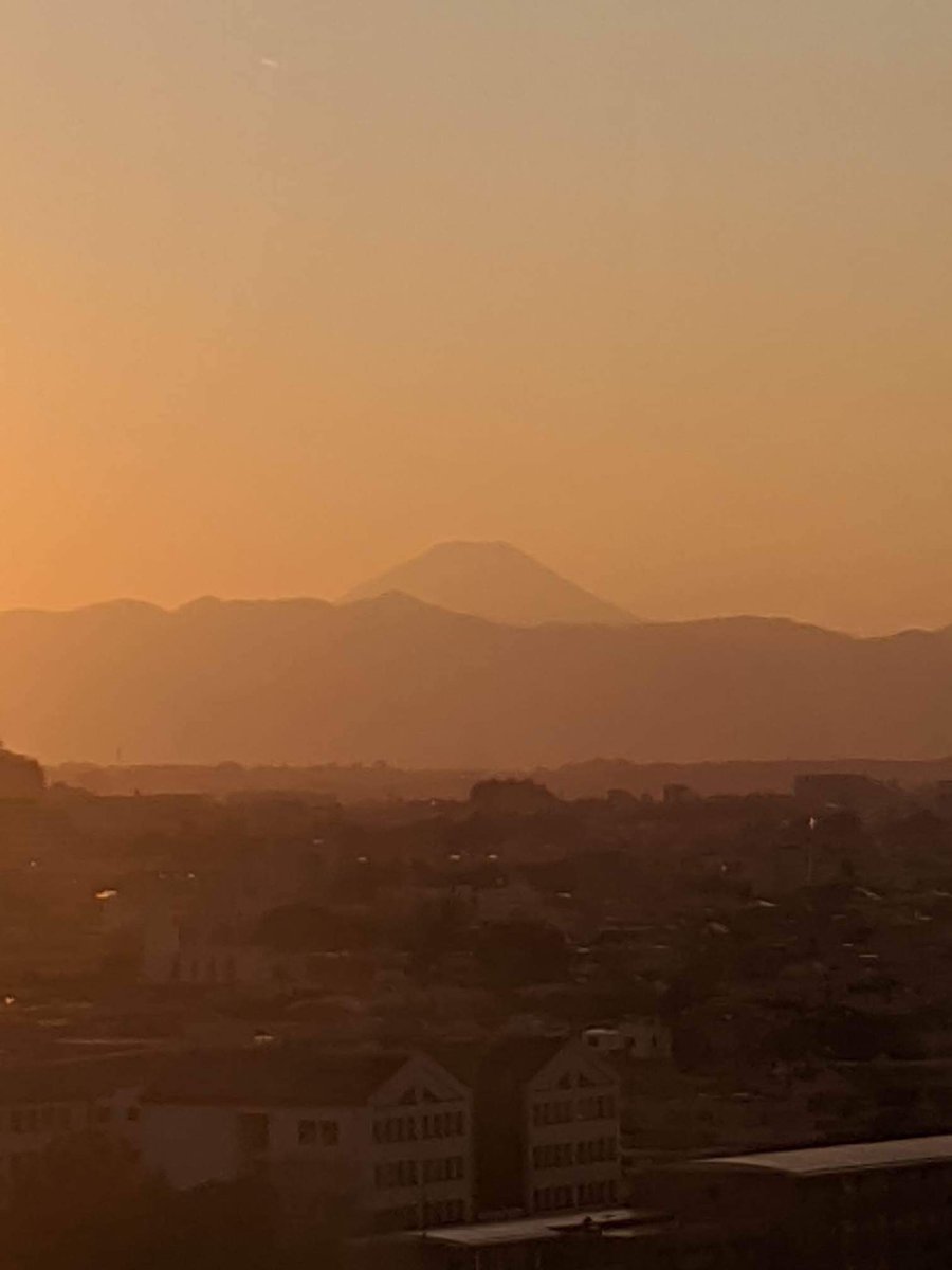 lisabortolotti's tweet photo. From now on I am only attending conferences from which you can see Mount Fuji! #sunset #tweetmyview #bestworkshopever Thanks @miyazono_kengo for #agencytokyo https://t.co/9VeW2gzSTl