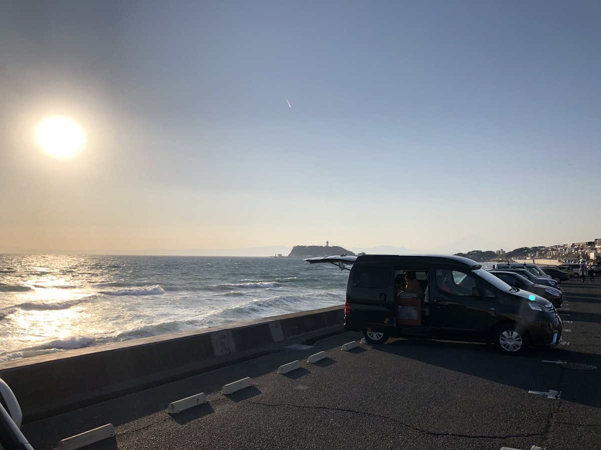 Carneru1's tweet photo. 旅する出版社『カーネル』の移動編集部。今日は鎌倉市・七里ヶ浜へ。
湘南の風は強かったけど、週末だったので娘も付いてきて、車内でゴロゴロ。
いつもの「早送りの生活」と違い、時間がゆっくり過ぎる……こんな日もいい。
#カーネル #旅する出版社 #キャネル #七里ヶ浜 #VANOFFICE #移動編集部 https://t.co/Q2Etg8Rrdy