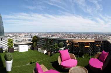 #ANNONCEDUJOUR Au coeur de <a href="/laDefense/">la Défense (92)</a> et avec sa vue sur tout #Paris, c'est THE terrasse à privatiser pour réunir votre équipe. Bienvenue chez Céline. A découvrir sur <a href="/LouerDehors/">LouerDehors</a> 👉 buff.ly/2KspCmj
#locationterrasse #locationevenementiel #privateevents #businessevents