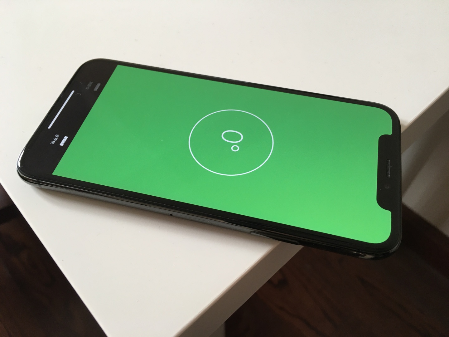 Tualatrix 用iphone 这么多年 第一次严肃使用 水平仪 功能 在调整桌脚高度时 但由于iphone 本身因为摄像头凸起的问题无法水平 只好用这种别扭的方式来调 重新定义了