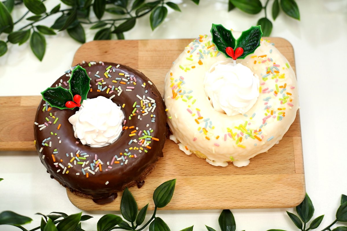 横浜かもめパン公式 クリスマス時期限定の大人気ケーキ クリスマスリース 今年もお店に並んでおります しっとりフワフワの シフォンケーキをチョコでデコレーション クリームをたっぷりのせました 可愛いだけでなく とっても美味しいケーキです 横浜かもめパン公式 クリスマス時期限定の大人気ケーキ クリスマスリース 今年もお店に並んでおります しっとりフワフワの シフォンケーキをチョコでデコレーション クリームをたっぷりのせました 可愛いだけでなく とっても美味しいケーキです