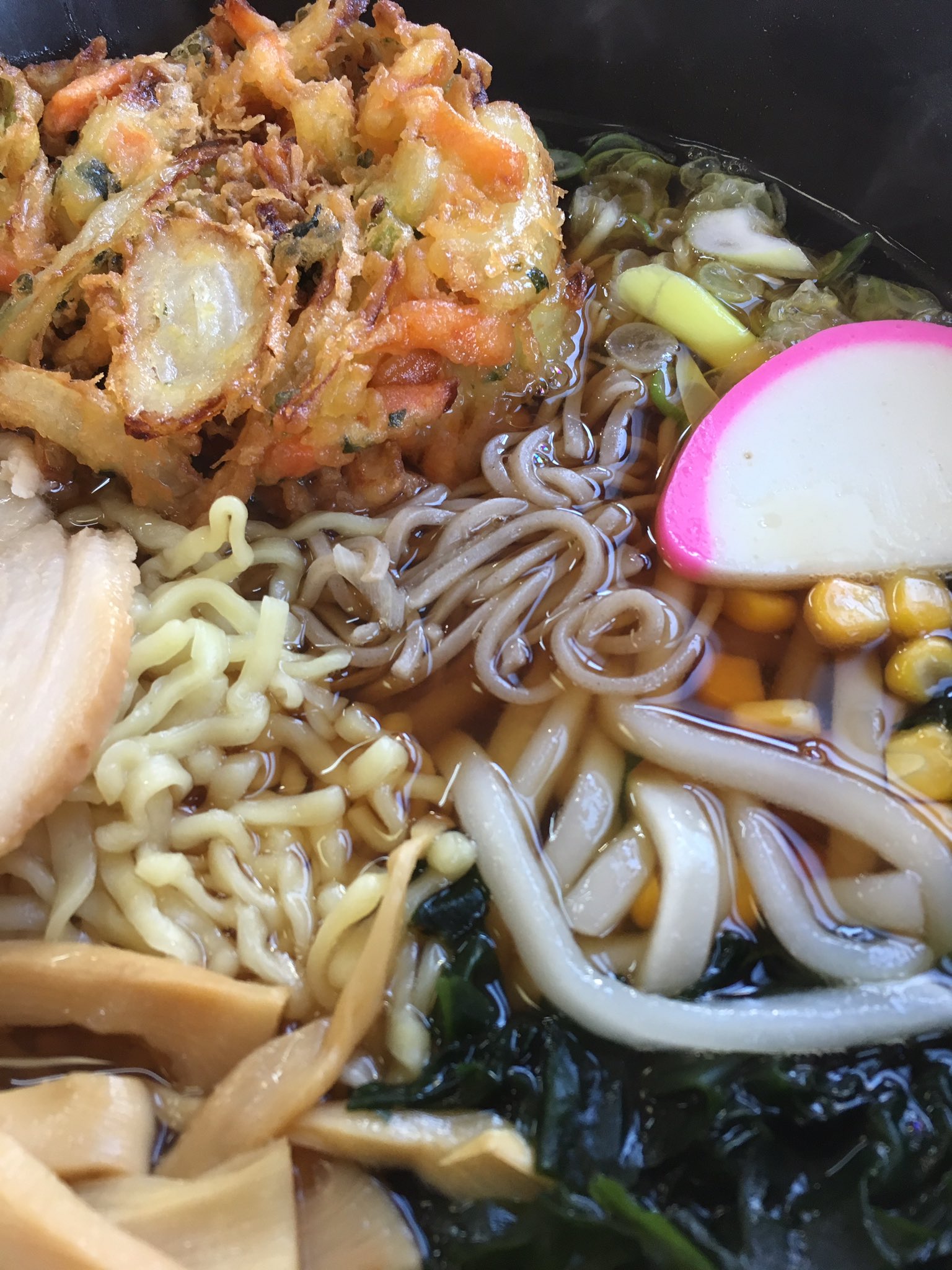 義元ゆういち 入院中 うどん そば ラーメン 全部 うどんとそばとラーメンが全部入った 三種合体麺 会津高原尾瀬口駅直結 憩の家 の名物メニュー ラーメンスープとうどんスープの中間みたいな絶妙なスープで 三種全ての麺と