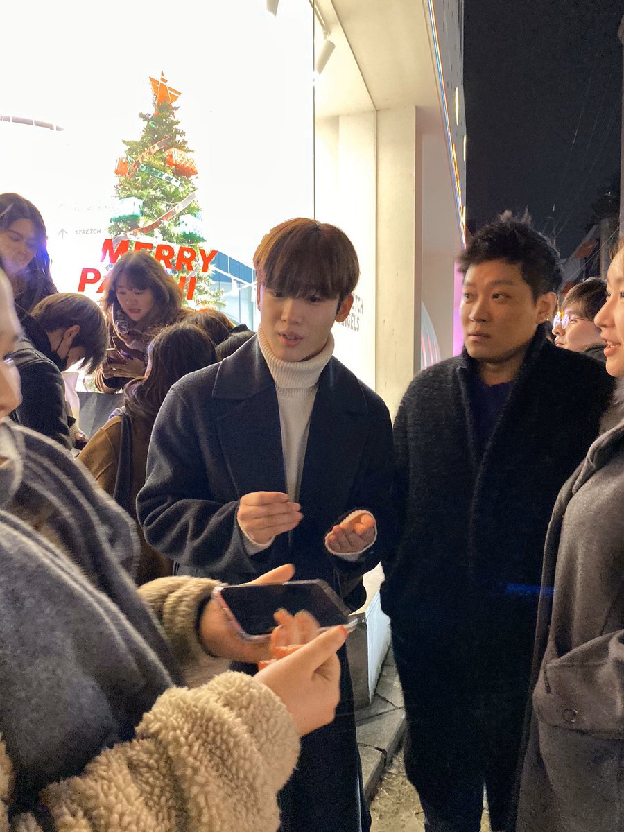 _mochi05_'s tweet photo. サイン会状態になってますが・・・ https://t.co/9VYMXuElRA