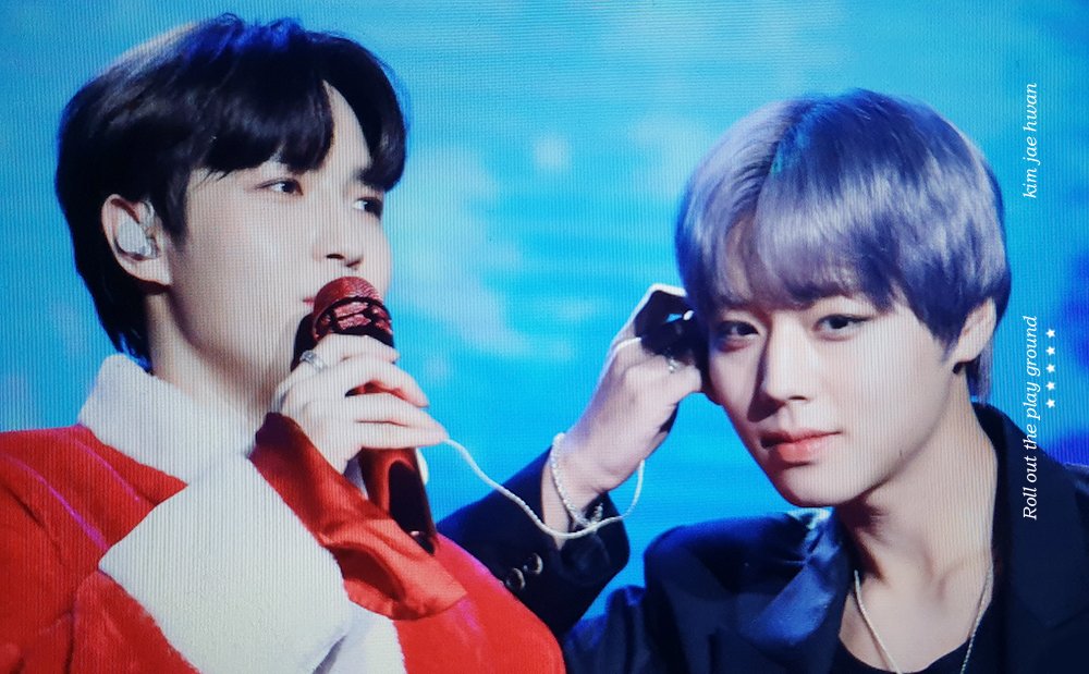 191214 ILLUSION  인이어 없는 지훈이한테 한쪽씩 나눠끼자며 횽아미 뿜뿜했지만ㅋㅋㅋ 커스텀이라 지후니 귀에는 맞지않아서 fail 😂😂😂
#김재환 #재환 #kimjaehwan #jaehwan #金在奐 #ジェファン #แจฮวาน #WIND