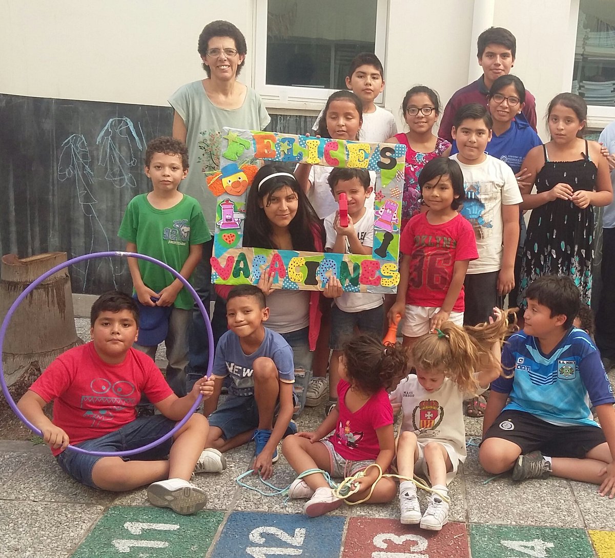 AnaCiro27's tweet photo. Alumnos del taller de Ajedrez participaron de una actividad recreativa e integradora. 
¡¡Muchas gracias por permitirme ser su instructora y por esta maravillosa oportunidad!! 
¡¡Felices vacaciones!! 

@GustavoSaenzOk 
@matiascanepa 
@artydance23 
@matiaszaki16 https://t.co/Srvee6aPaT