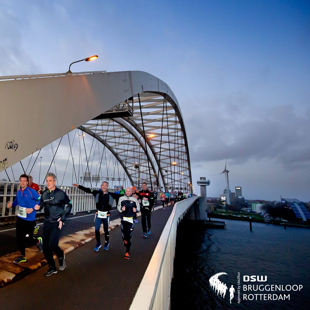 Een van de highlights op het mooie Rotterdamse parcours 😍

Wat was jouw hoogtepunt?

#beatthebridges #bruggenloop #dswbruggenloop #bruggenlooprotterdam #rotterdam