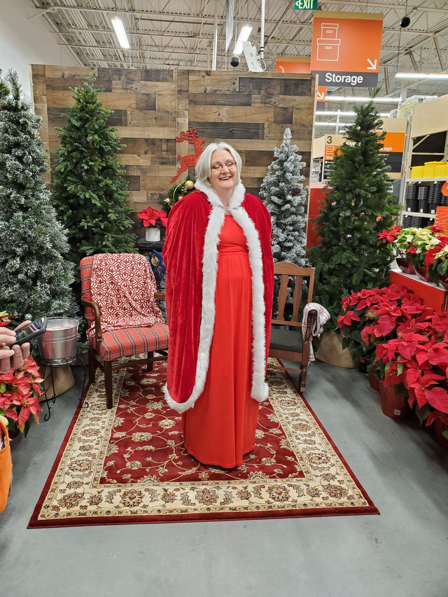 Come out today for your Santa photos.  10 to 2 today!! <a href="/JoeRitchie10/">Joe Ritchie</a> <a href="/Christy66198907/">Christy Myers</a> <a href="/Brad_Peebles/">BP</a>  #6942