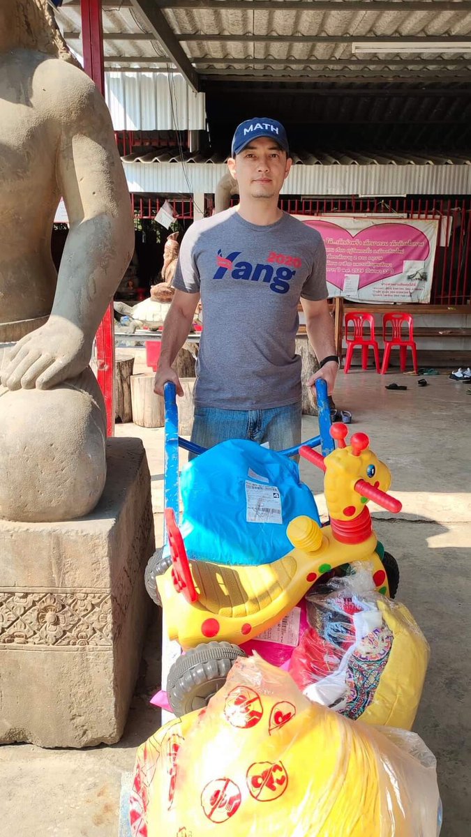 zenglen's tweet image. #PledgeForHumanity We went to an orphanage to donate supplies and help out. #YangGang live the values of #HumanityFirst
