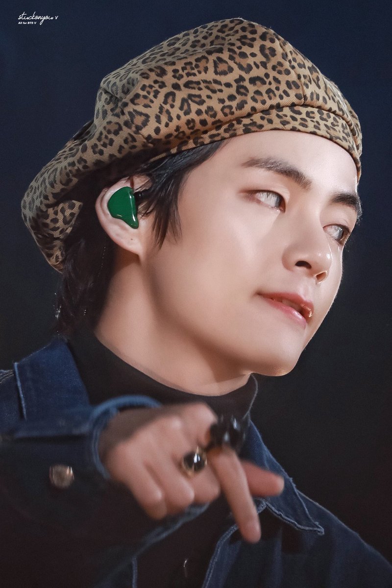 stuckonyou_v's tweet photo. 191214 magic shop 
#V #뷔 #태형 #TAEHYUNG #BTSV  #KimTaehyung #김태형 #テテ #BTS  #방탄소년단뷔 @BTS_twt https://t.co/2g4al3a3CK