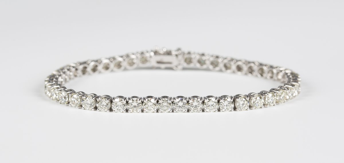 The catalogue for our auction on New Year's Eve is online now - go take a look!
#auctionalert #antiques #antiqueauction #jewelleryauction #furnitureauction #westsussex #newyearseve2019