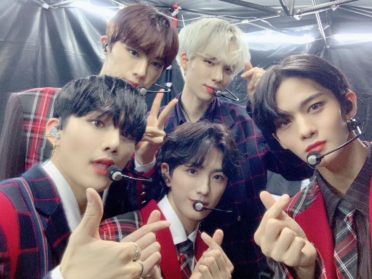 CIX_Official's tweet photo. K-MET Festival in Bangkok 을 함께한 울아엑💓
방콕 FIX 너무 고마워요😘 언제나 응원해주는 FIX 덕에 오늘도 행복한 CIX🌱

#CIX #씨아이엑스 #BX #승훈 #배진영 #용희 #현석 #안녕낯선공간 #HelloStrangePlace #순수의시대 https://t.co/kDWN7rpPy6