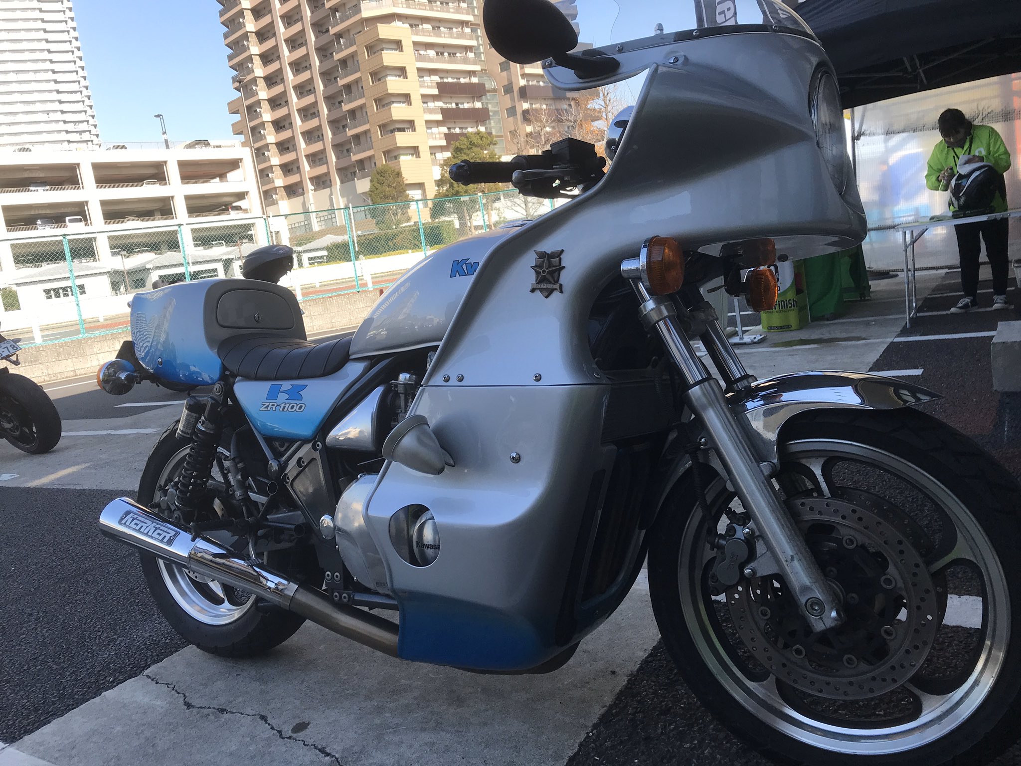 シュアラスター バイク部 Official على تويتر 今日見かけた 超レア車両 映画 マッドマックス のグースレプリカmfp仕様 ゼファーベース 劇中ではz1000がベース のこのバイク オーナーさんは21年間このバイクと共に過ごしているんだと バイク業界 シュアラスター バイク部 Official على تويتر 今日見かけた 超レア車両 映画 マッドマックス のグースレプリカmfp仕様 ゼファーベース 劇中ではz1000がベース のこのバイク オーナーさんは21年間このバイクと共に過ごしているんだと バイク業界