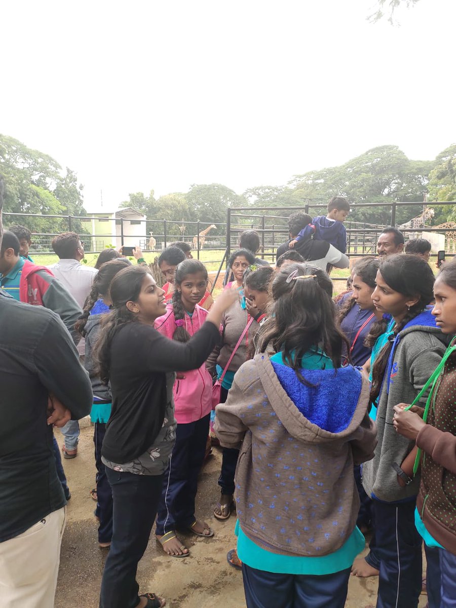 ZKarnataka's tweet photo. #Zoos act as centres of Conservation Education. #ZooEducators (college students hired after screening & orientation, work as part time education officers @Mysuruzoo engaged group of govt school students and conduct zoo rounds-A new beginning.@moefcc @aranya_kfd @KarnatakaVarthe https://t.co/mSSrYIqqXf