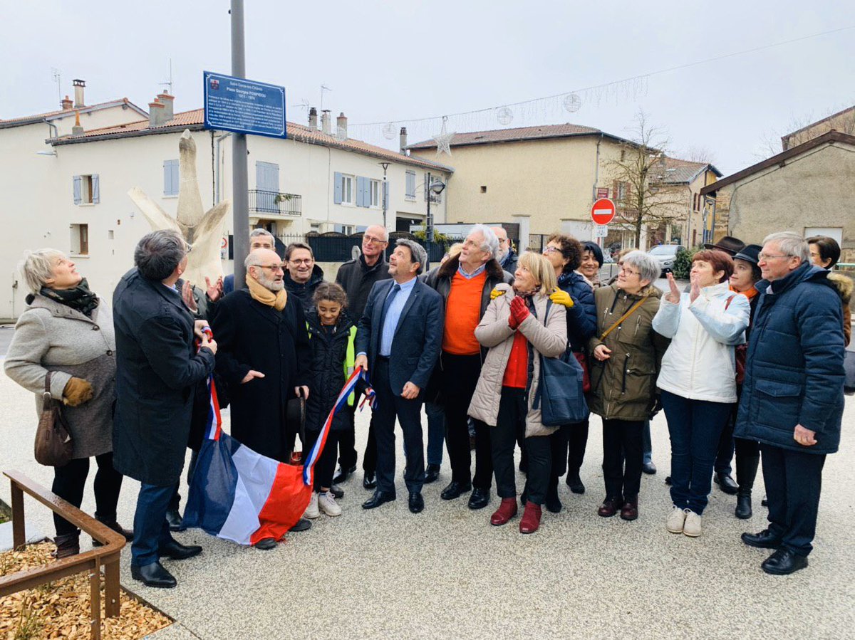Inauguration de la nouvelle place Pompidou à Saint-Genis-les-Ollières ! L’occasion, innatendue, de revoir mon prof d’histoire du Lycée Chabrières de <a href="/VilledOullins/">Ville d'Oullins</a>, M. Besson, qui a d’ailleurs réalisé la statue qui trône au milieu de cette nouvelle place ! #LaBoucleEstBouclée