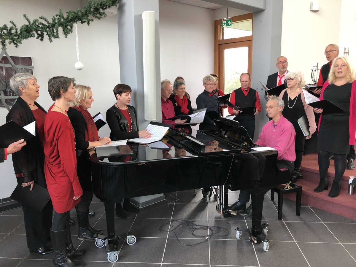 Vocare geeft een kerstconcert voor 300 mensen van de Zonnebloem in Zutphen. Samen met het Kamper Byzantijns Kozakkenkoor en harpiste Daniëlle Uriël.