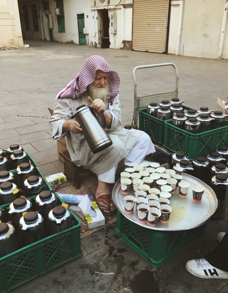 يوزّع الشاي مجاناً في قباء في المدينة المنوره 
وجهه قطعة من الجنه 💛