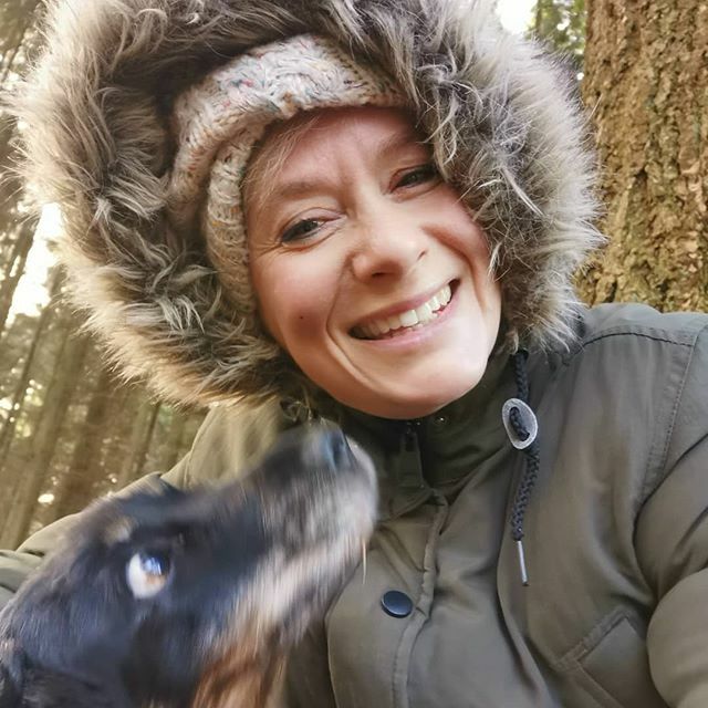 SophiaJ_S's tweet photo. Spanner photo bomb! Love how I get ALL THE LOVE whenever I get within range of those doggy kisses 😂😂💖💖💖 #lifeaddict #happiness #spaniel #spanielsofinstagram #dogsofinstagram #dogstagram #dogwalk #allthelove #morningwalk #warrenhill #sussexlife #livingmybestlife https://t.co/JeBFmvlNe3