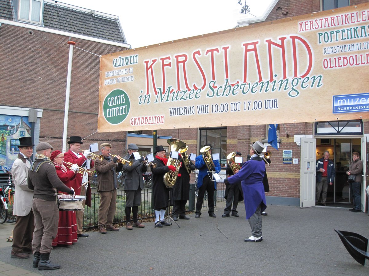 Struin vandaag over de kerstmarkt van <a href="/muzeeschevening/">Muzee Scheveningen</a> met muziek geheel in Dickens' sfeer. Uiteraard ontbreken de lekkere hapjes, glühwein en de mooiste kerstartikelen niet! denhaag.com/nl/event/15749…