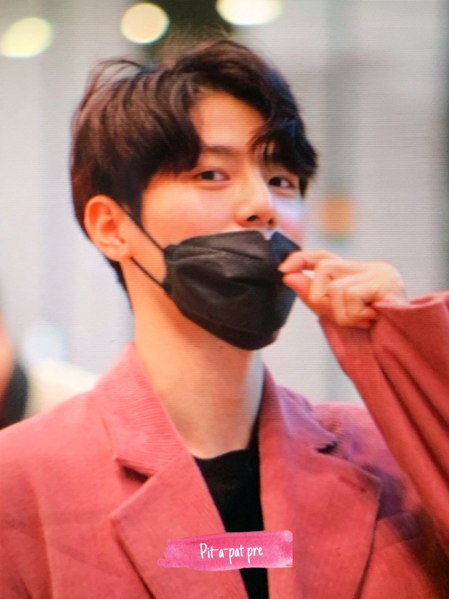 Pit_a_pat_28's tweet photo. [Pre] 191214 인천 출국 @TheRose_0803 
겨울에 봄이 찾아 왔다🌸❄️
조심히 다녀와요 ;ㅅ; 
#더로즈 #이재형 #재형 #TheRose https://t.co/DGQdv89UxW