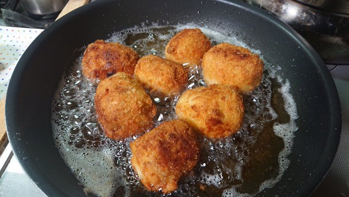 コロッケ美味しそー!(姉ちゃんがタネを作ってくれたので、僕は揚げただけ) 