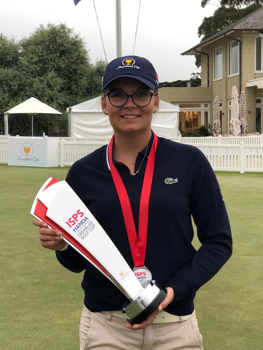 Golfnl's tweet image. Voor @DaphneVHouten zit het avontuur er in Australië op. Met het team van de Internationals won ze @ISPSHanda Disabled Golf Cup op #RoyalMelbourne, in de schaduw van de @PresidentsCup #golf #ngf 
Bekijk en lees meer: golf.nl/nieuws/2019/de…