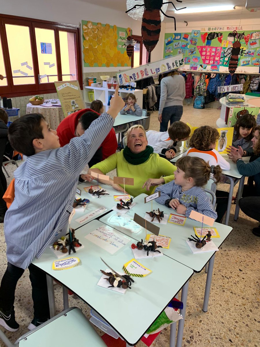 vedrunacent's tweet photo. Posem fi al projecte de les abelles explicant a les famílies tot el que hem après! #1PRIMSSCC https://t.co/NNHnGbBsIE