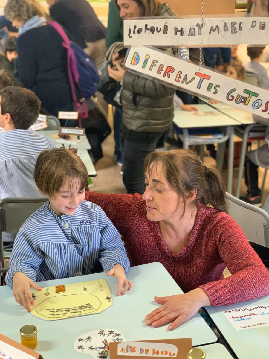 vedrunacent's tweet photo. Posem fi al projecte de les abelles explicant a les famílies tot el que hem après! #1PRIMSSCC https://t.co/NNHnGbBsIE