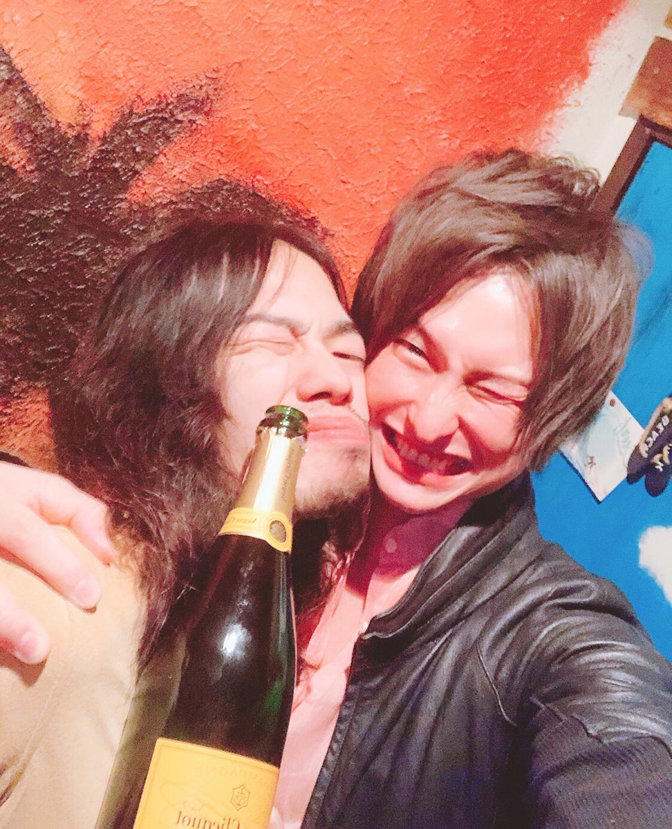 GOODTRIP0707's tweet photo. 梅ちゃんHAPPY BIRTH DAY☆
めっちゃおめでとうーっ㊗️🎊
いま梅ちゃん月火金でゴールデン街のパラソル⛱ってお店やってるんだよー☆
ラーメン凪の隣の二階！！
みんなパラソルをよろしくね( ´ ▽ ` )

今夜は土曜日ではないかっ飲むわよ♪
それではっ
今夜も楽しくお待ちしておりまーすψ(｀∇´)ψ https://t.co/PtdOUqrutm