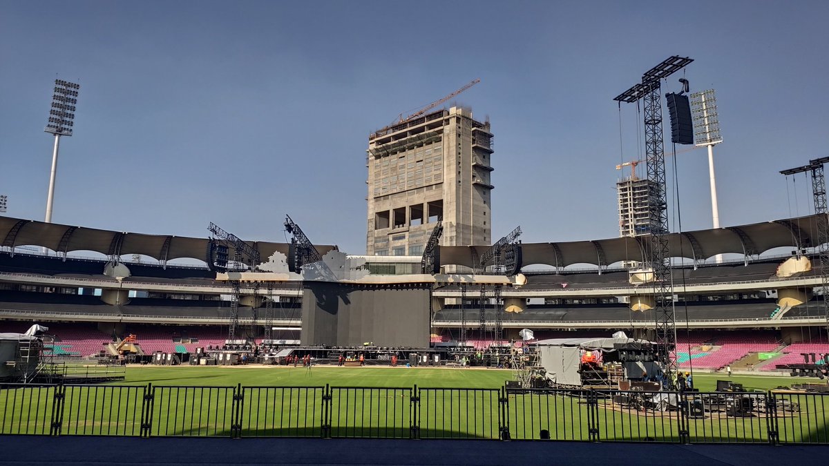 guffawer's tweet image. T - 1 to show day! #U2TheJoshuaTree2019 #u2mumbai