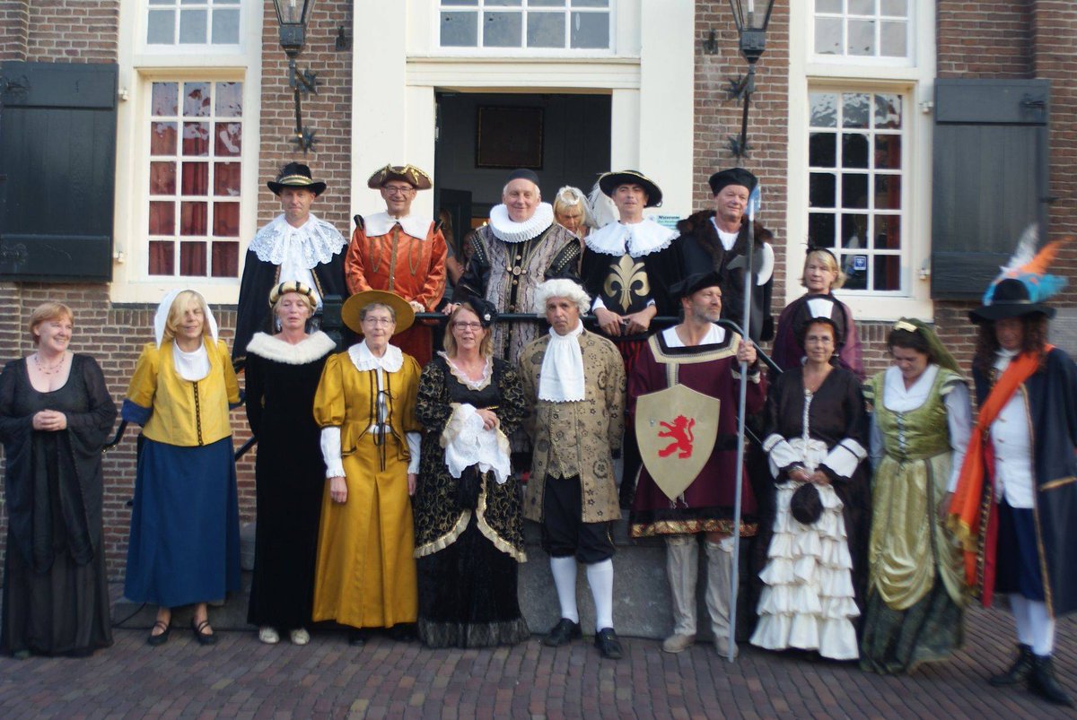 Kijk, hier een voorbeeld van de historische kleding die in Krimpen a/d Lek verhuurd wordt. #schelluinen800 #Molenwaard #Molenlanden