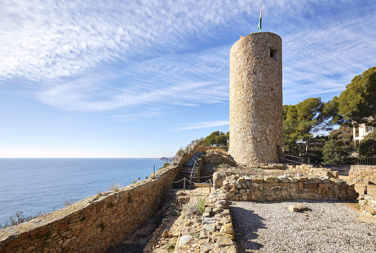 lloretturisme's tweet image. 👉 Això és el que no et pots perdre de #LloretdeMar:

1️⃣ Jardins de Santa Clotilde 2️⃣ Església de Sant Romà 3️⃣ Museu del Mar 4️⃣ Cementiri Modernista 5️⃣ Es Tint 6️⃣ Camins de Ronda 7️⃣ Castell de Sant Joan  

🔗 hubs.ly/H0m9lF_0 #mylloret