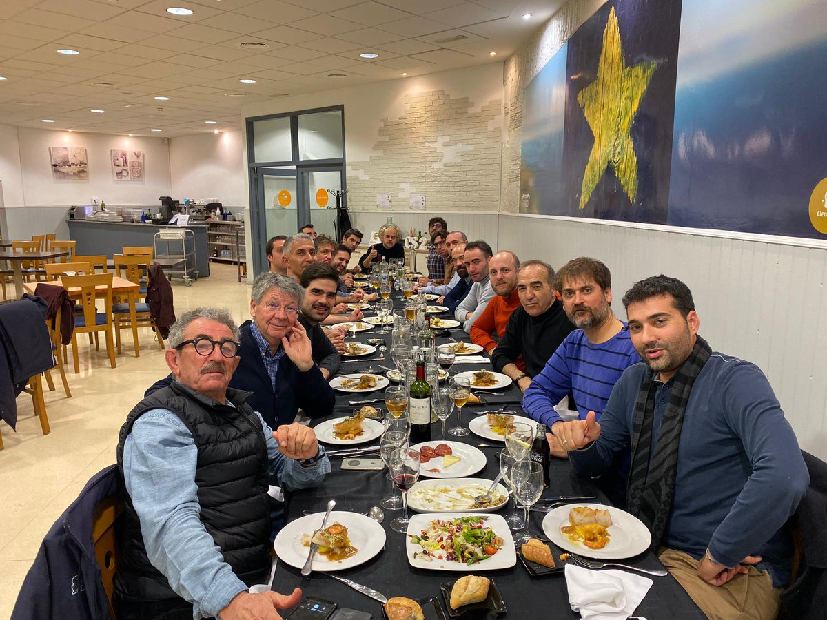 aacf_cante's tweet photo. Terminamos año.
2019 nos ha dejado grandes y épicas victorias, pero lo importante es que, aún sin ellas, seguimos siendo una FAMILIA.
#Futbol #Arquitectura #Alicante
#CenaNavideña #Familia #equipo https://t.co/kchD3EFQJd