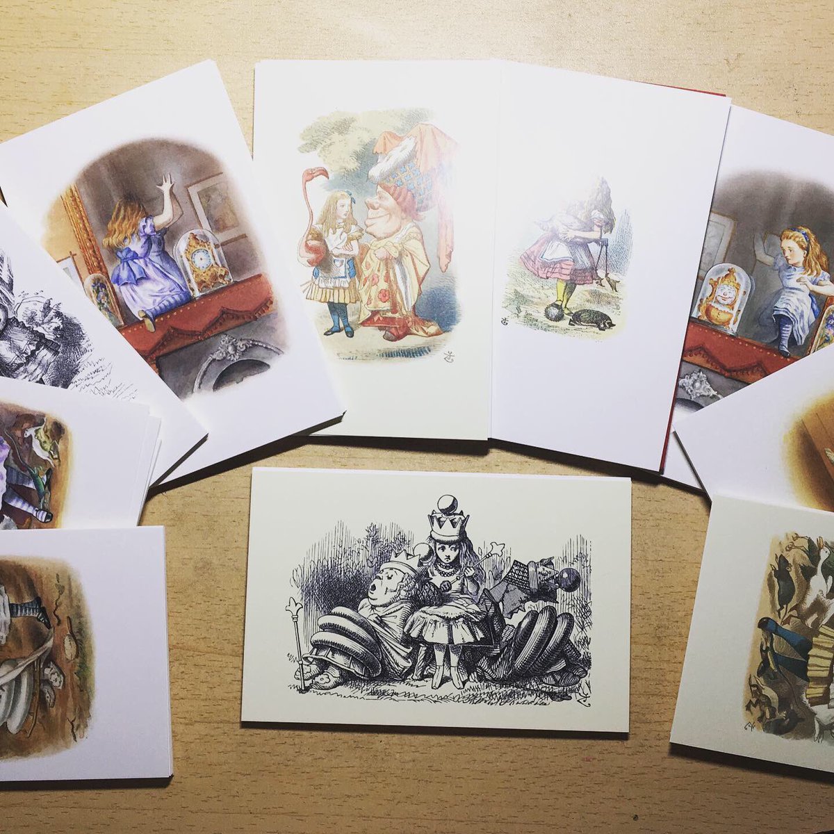 BrigittaWu's tweet photo. Bought some Alice in Wonderland postcards! They are so beautiful!
#postcard #AliceInWonderland #ポストカード #ハガキ #明信片 #爱丽丝梦游仙境 https://t.co/JbhPShFqgo