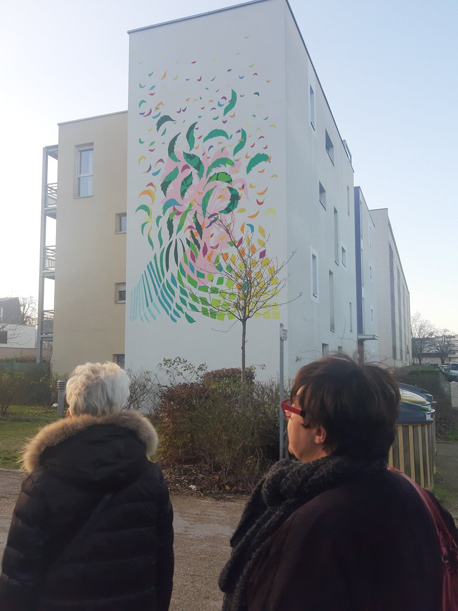 MarienLovichi's tweet photo. 👌❤Inauguration de la fresque choisie par les habitants dans le cadre de la commission de quartier parc-Chevreul rue M. Ravel.
Dialogue entre l'artiste et la peinture. 
Superbe lumineux embellissement de cette rue.
Merci à grand #Dijon habitat👏 également 
#Dijon #StreetArt https://t.co/tD0S6hV18o