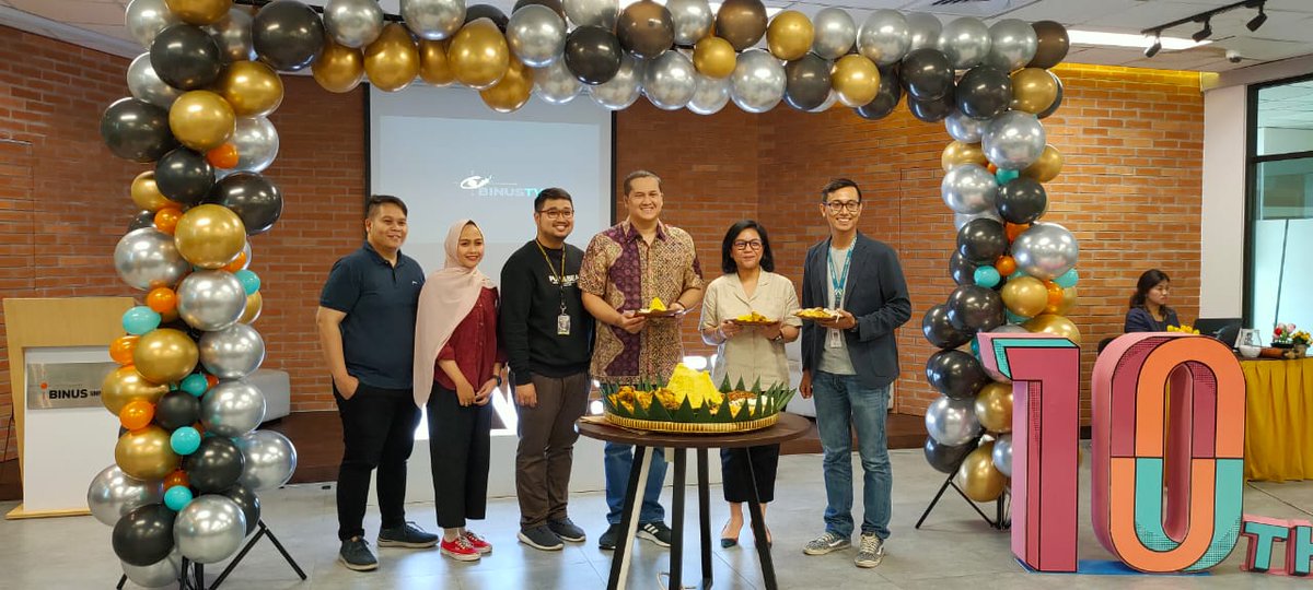 BinusTV's tweet photo. Smart viewers, @DonnydeKeizer
@gsoepriyanto dan beberapa perwakilan #BINUSTV mengikuti acara potong tumpeng untuk menandakan perjalanan 10 tahun berkarya.
Penasaran?
Terus ikuti keseruannya di #Gathering #BINUSTVSatuDekade #10thAnniversary @BINUS_UNIV ya!
https://t.co/xk6kC6yCKi https://t.co/yfxt4a62uD
