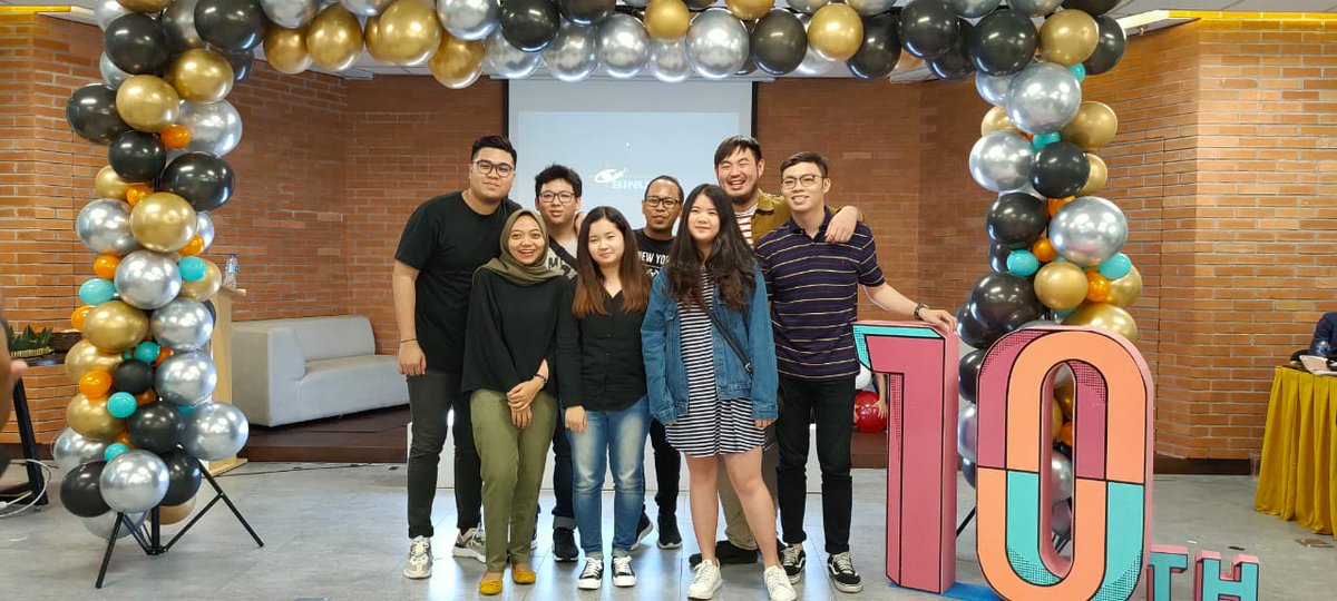 BinusTV's tweet photo. Para hadirin mengikuti acara foto bersama dan ramah tamah yang menandakan 10 tahun #BINUSTV berkarya nich, smart viewers.

Terima kasih kepada seluruh pihak yang telah ikut menyukseskan rangkaian acara #BINUSTVSatuDekade #10thAnniversary @BINUS_UNIV ya!
https://t.co/xk6kC6yCKi https://t.co/QOHLCNXjXq