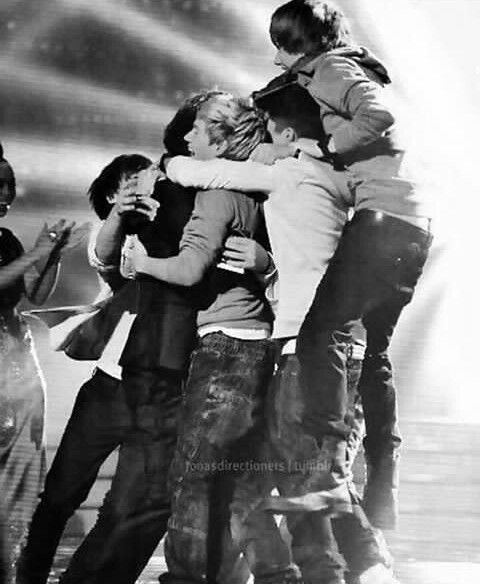 Kevin_hazz's tweet photo. Мы сломали vevo
Мы взломали видеокамеры
Мы сломали Google 
Мы сломали YouTube комментариями 
Мы могли просто подключиться к микрофону Зейна 
Мы перекрывали дороги
Слово Дирекшионер внесли в словарь
С помощью дириков 1D внесли в Книгу Рекордов Гиннесса
Мы легенды 

 #1DWins10s https://t.co/En6yW7nLCB