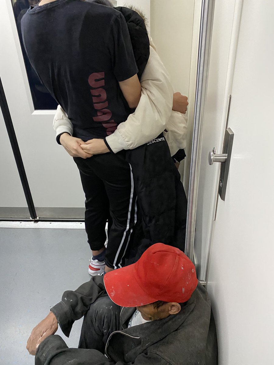 藤田康介 上海清零 イチャイチャするカップルの横に腰下ろした民工さん そしてその隣で自分はブツブツと英語の勉強w T Co Fumczp1kca Twitter