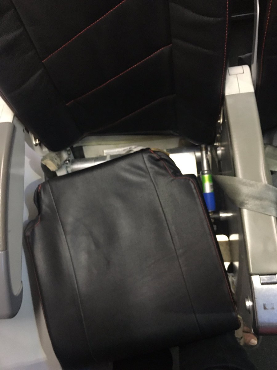 mohandass1989's tweet image. This is the pathetic condition of seat with @flyspicejet VT-SGZ Seat No:1F.  In this  i paid a money for #SpiceMax .