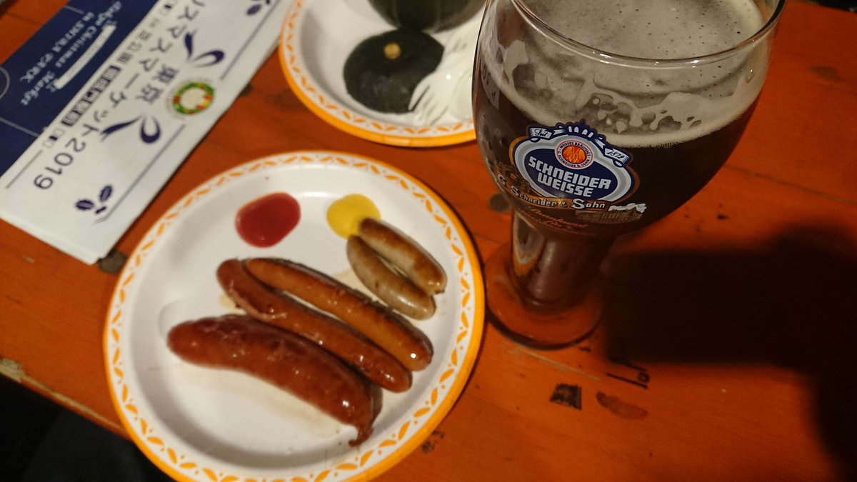 Kwt32m3B's tweet photo. クリスマスマーケットでいつものビール。エリッサさんのライブで盛り上がり。 https://t.co/GIUePYQ2tp