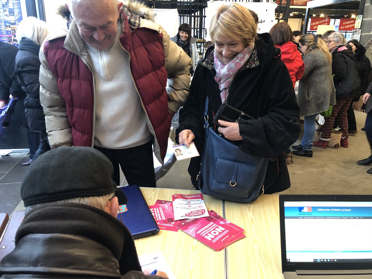 cpiresbeaune's tweet photo. Direct marché de Riom pour parler référendum #ADP. J’en profite pour acheter mes premières #doumes et les utiliser en choisissant de bons produits locaux ! @mldoume @socialistesAN https://t.co/vaJJ4Vl4tQ